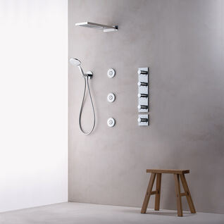 Minimalistische Dusche mit Wandbrause, Handbrause und mehreren Wasserdüsen. Schlichte graue Wände und ein Holzstuhl als Akzent. Minimalistische Dusche mit Wandbrause, Handbrause und mehreren Wasserdüsen. Schlichte graue Wände und ein Holzstuhl als Akzent.