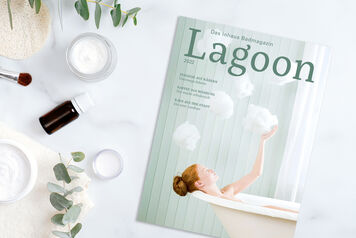Ein Magazin mit dem Titel "Lagoon" liegt auf einem Tisch. Daneben befinden sich Pflegeprodukte, ein Pinsel und Pflanzenblätter. Ein Magazin mit dem Titel "Lagoon" liegt auf einem Tisch. Daneben befinden sich Pflegeprodukte, ein Pinsel und Pflanzenblätter.