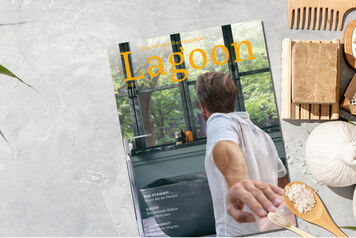 Ein Magazin mit dem Titel "Lagoon" liegt auf einem Tisch. Daneben liegen Wellness-Artikel wie Bürsten, Kämme, Stoffbälle und Blätter. Ein Magazin mit dem Titel "Lagoon" liegt auf einem Tisch. Daneben liegen Wellness-Artikel wie Bürsten, Kämme, Stoffbälle und Blätter.
