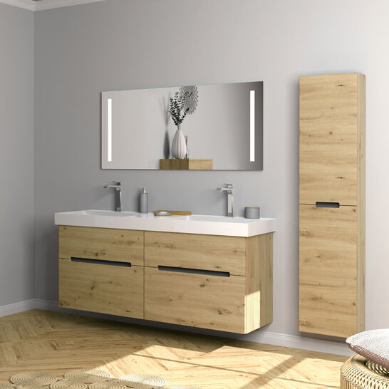 Badezimmer mit Holzschränken und einem großen Spiegel. Der Raum hat einen Fischgrät-Holzfußboden und ein minimalistisches Design mit dezenten Dekorationen. Badezimmer mit Holzschränken und einem großen Spiegel. Der Raum hat einen Fischgrät-Holzfußboden und ein minimalistisches Design mit dezenten Dekorationen.