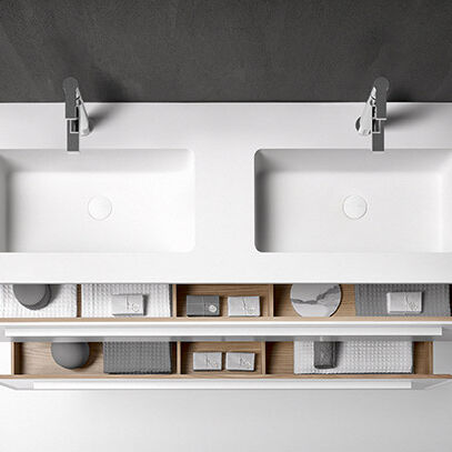 Doppelwaschbecken mit zwei Schubladen darunter. Schubladen sind in Fächer unterteilt und enthalten Handtücher und Badaccessoires. Modernes, minimalistisches Design mit dunkler Wand. Doppelwaschbecken mit zwei Schubladen darunter. Schubladen sind in Fächer unterteilt und enthalten Handtücher und Badaccessoires. Modernes, minimalistisches Design mit dunkler Wand.