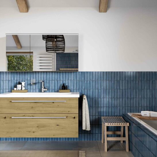 Modernes Badezimmer mit blauen Fliesen, Holzschränken und freistehender Badewanne. Die Kombination aus Holz und Blau schafft ein warmes, einladendes Ambiente. Modernes Badezimmer mit blauen Fliesen, Holzschränken und freistehender Badewanne. Die Kombination aus Holz und Blau schafft ein warmes, einladendes Ambiente.