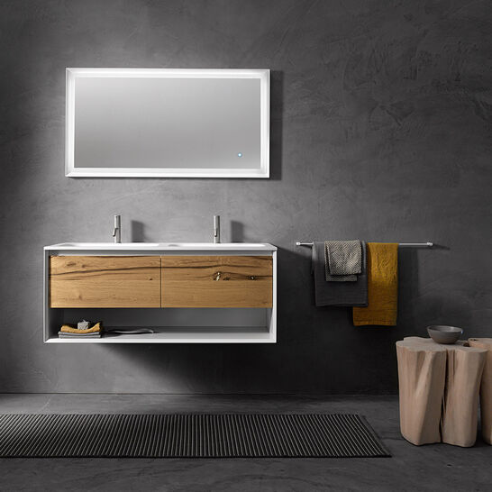 Modernes Badezimmer mit dunkler Wand, beleuchtetem Spiegel, Doppelwaschbecken und hängendem Holzschrank. Handtuchhalter und rustikale Hocker ergänzen den Look. Modernes Badezimmer mit dunkler Wand, beleuchtetem Spiegel, Doppelwaschbecken und hängendem Holzschrank. Handtuchhalter und rustikale Hocker ergänzen den Look.