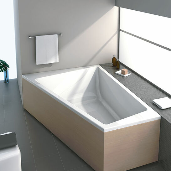 Eine moderne Eckbadewanne mit Holzverkleidung, grauen Fliesen und einem großen Fenster. Das Design ist schlicht und minimalistisch gehalten. Eine moderne Eckbadewanne mit Holzverkleidung, grauen Fliesen und einem großen Fenster. Das Design ist schlicht und minimalistisch gehalten.