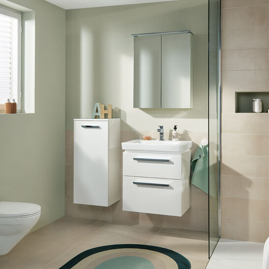 Kompaktes, modernes Badezimmer mit hellen Farben. Hängender Waschtisch und Schrank, begehbare Dusche mit Glaswand. Dezente Wandfliesen und dekorative Details. Kompaktes, modernes Badezimmer mit hellen Farben. Hängender Waschtisch und Schrank, begehbare Dusche mit Glaswand. Dezente Wandfliesen und dekorative Details.