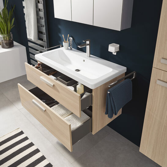 Badezimmer mit Holzwaschtisch, offener Schublade, großem Waschbecken, Spiegel und Handtuchhalter, schwarze Wand. Badezimmer mit Holzwaschtisch, offener Schublade, großem Waschbecken, Spiegel und Handtuchhalter, schwarze Wand.