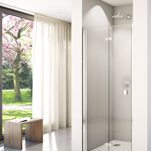 Helle Dusche mit Glaswänden, silbernen Armaturen und Blick auf einen Garten. Minimalistisches Design mit Holzhocker und fließenden Vorhängen. Helle Dusche mit Glaswänden, silbernen Armaturen und Blick auf einen Garten. Minimalistisches Design mit Holzhocker und fließenden Vorhängen.