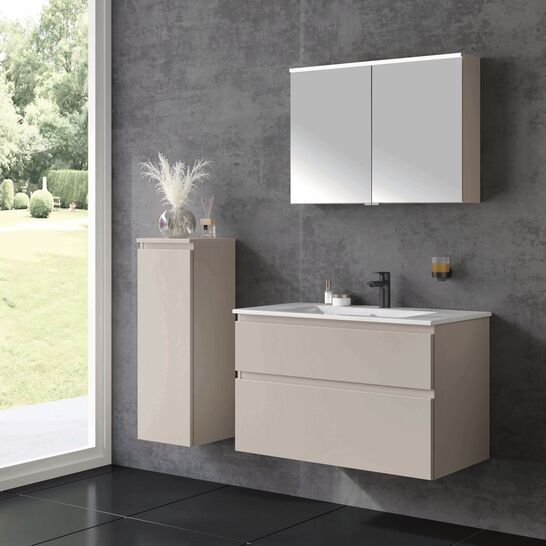 Modernes Badezimmer mit grauer Wand und großen Fenstern. Hängender Waschtisch und Spiegelschrank in Beige. Schlichte Dekoration, stilvoll und minimalistisch. Modernes Badezimmer mit grauer Wand und großen Fenstern. Hängender Waschtisch und Spiegelschrank in Beige. Schlichte Dekoration, stilvoll und minimalistisch.