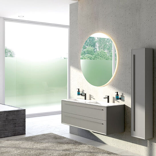 Modernes Badezimmer mit rundem, beleuchtetem Spiegel und hängendem Doppelwaschtisch. Große Fenster mit satiniertem Glas. Stilvolle Badewanne und dezente Beleuchtung. Modernes Badezimmer mit rundem, beleuchtetem Spiegel und hängendem Doppelwaschtisch. Große Fenster mit satiniertem Glas. Stilvolle Badewanne und dezente Beleuchtung.