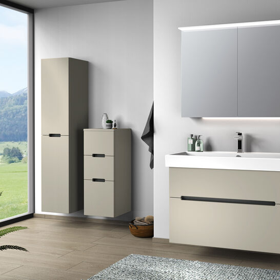 Modernes Badezimmer mit grauen Schränken und einem eleganten Waschtisch. Große Fenster bieten einen schönen Ausblick. Klare Linien und viel Stauraum sorgen für ein stilvolles Ambiente. Modernes Badezimmer mit grauen Schränken und einem eleganten Waschtisch. Große Fenster bieten einen schönen Ausblick. Klare Linien und viel Stauraum sorgen für ein stilvolles Ambiente.