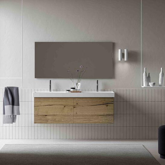 Modernes Badezimmer mit Holz-Waschtisch, gro&szlig;em Spiegel, neutralen Farben und minimalistischer Deko. Elegantes Design mit klaren Linien und nat&uuml;rlichem Touch.