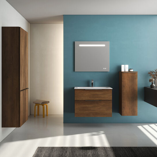 Modernes Badezimmer mit Holzmöbeln und blauer Akzentwand. Minimalistischer Waschtisch, beleuchteter Spiegel und natürliche Beleuchtung durch große Fenster. Schlichte, stilvolle Einrichtung. Modernes Badezimmer mit Holzmöbeln und blauer Akzentwand. Minimalistischer Waschtisch, beleuchteter Spiegel und natürliche Beleuchtung durch große Fenster. Schlichte, stilvolle Einrichtung.