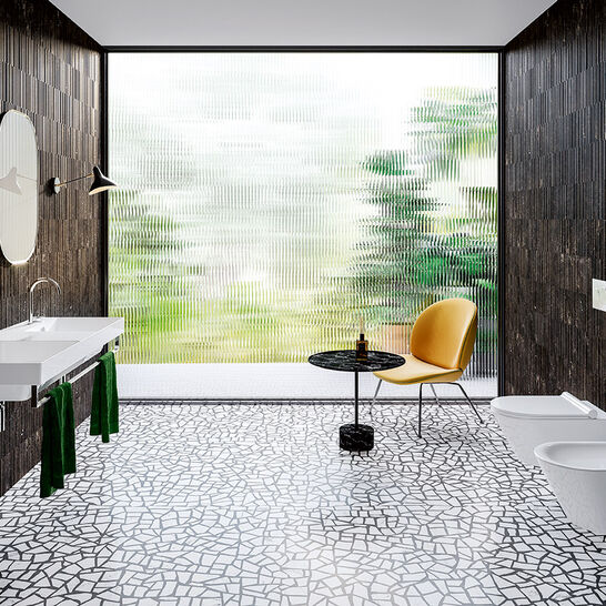 Modernes Bad mit dunklen Wänden, Mosaikboden, ovalen Spiegeln, minimalistischen Waschbecken, großem Fenster, gelbem Stuhl und rundem Tisch. Modernes Bad mit dunklen Wänden, Mosaikboden, ovalen Spiegeln, minimalistischen Waschbecken, großem Fenster, gelbem Stuhl und rundem Tisch.