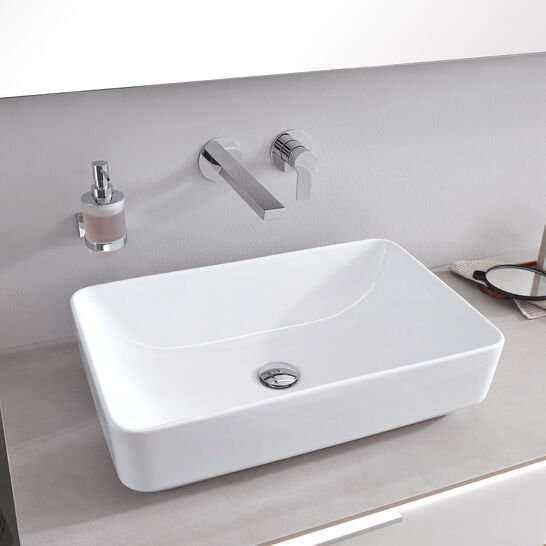 Waschbecken mit rechteckiger Schale und Wandarmatur. Minimalistische Ablage mit Seifenspender und kleinen Accessoires. Dezentes und elegantes Design. Waschbecken mit rechteckiger Schale und Wandarmatur. Minimalistische Ablage mit Seifenspender und kleinen Accessoires. Dezentes und elegantes Design.