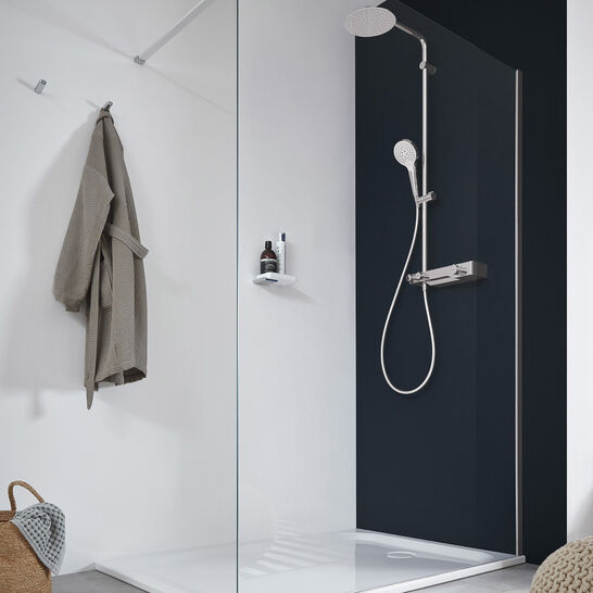 Moderne, offene Dusche mit Glaswand und dunkler Rückwand. Ausgestattet mit Regenduschkopf und Handbrause. Helle, minimalistische Gestaltung mit integriertem Regal. Moderne, offene Dusche mit Glaswand und dunkler Rückwand. Ausgestattet mit Regenduschkopf und Handbrause. Helle, minimalistische Gestaltung mit integriertem Regal.