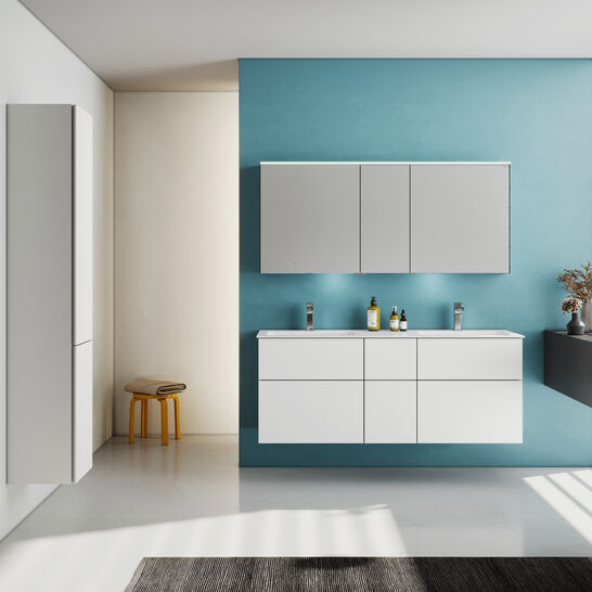 Helles, modernes Badezimmer mit Doppelwaschbecken, minimalistischen Schränken und blauer Akzentwand. Große Fenster lassen viel natürliches Licht herein. Helles, modernes Badezimmer mit Doppelwaschbecken, minimalistischen Schränken und blauer Akzentwand. Große Fenster lassen viel natürliches Licht herein.