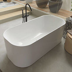 Modernes Badezimmer mit freistehender Badewanne und stilvoller Armatur. Natürliche Elemente und neutrale Farben schaffen eine entspannende Atmosphäre. Modernes Badezimmer mit freistehender Badewanne und stilvoller Armatur. Natürliche Elemente und neutrale Farben schaffen eine entspannende Atmosphäre.