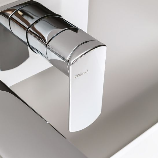 Nahaufnahme einer modernen Wandarmatur in Chromoptik. Elegantes Design mit gl&auml;nzender Oberfl&auml;che.