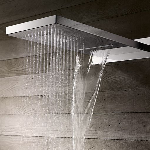 Moderne Duscharmatur mit rechteckigem Design. Bietet sowohl einen sanften Regen- als auch einen Wasserfallstrahl. Die Wandverkleidung aus Holz verleiht ein elegantes, nat&uuml;rliches Ambiente.