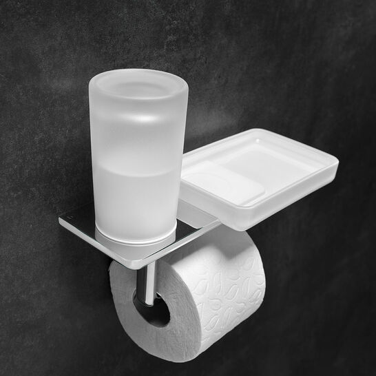 Ein multifunktionales Badzubehör an einer dunklen Wand, das einen mattierten Becher, eine Seifenablage und einen Toilettenpapierhalter kombiniert. Ein multifunktionales Badzubehör an einer dunklen Wand, das einen mattierten Becher, eine Seifenablage und einen Toilettenpapierhalter kombiniert.