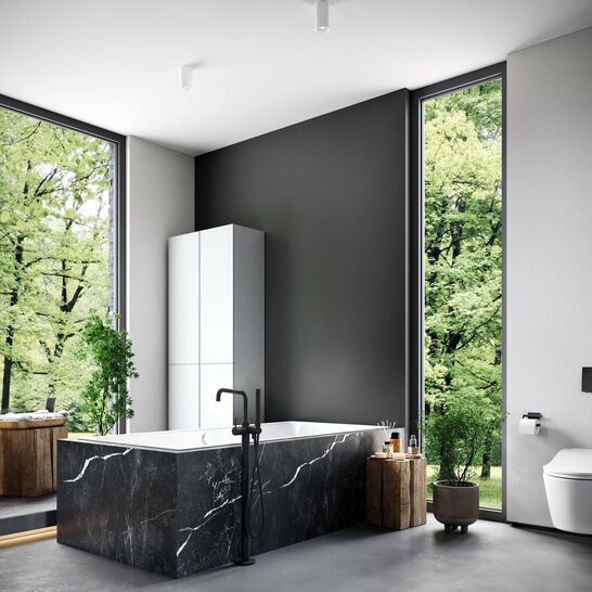 Modernes Badezimmer mit großer schwarzer Badewanne, großen Fenstern, die Natur zeigen, und stilvollen Elementen aus Holz und Grünpflanzen. Modernes Badezimmer mit großer schwarzer Badewanne, großen Fenstern, die Natur zeigen, und stilvollen Elementen aus Holz und Grünpflanzen.