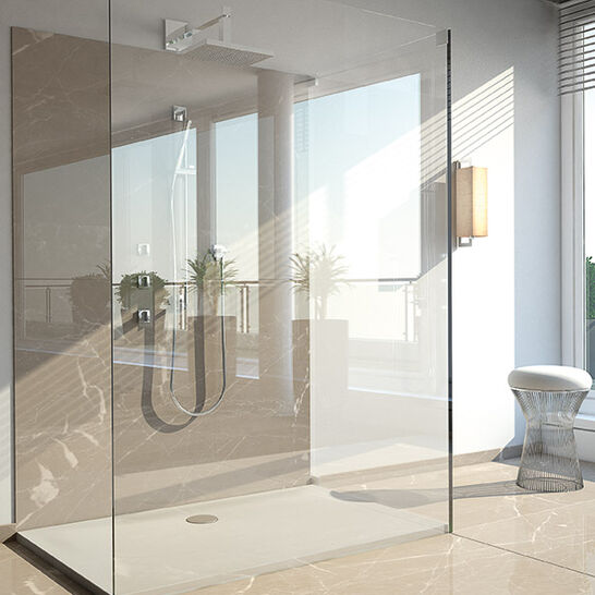 Modernes Badezimmer mit großer begehbarer Dusche, Glaswänden und eleganten, glänzenden Fliesen. Helles, einladendes Ambiente mit natürlichem Licht. Modernes Badezimmer mit großer begehbarer Dusche, Glaswänden und eleganten, glänzenden Fliesen. Helles, einladendes Ambiente mit natürlichem Licht.