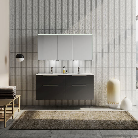 Modernes Badezimmer mit hängendem Waschtisch, großen Spiegelschränken, minimalistischer Beleuchtung und natürlichem Licht durch große Fenster. Schlicht und elegant gestaltet. Modernes Badezimmer mit hängendem Waschtisch, großen Spiegelschränken, minimalistischer Beleuchtung und natürlichem Licht durch große Fenster. Schlicht und elegant gestaltet.