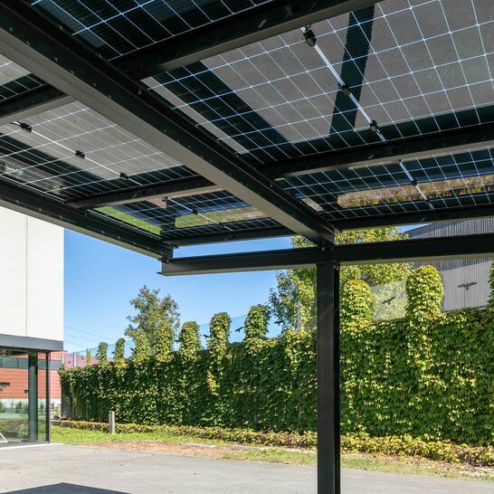 Modernes Carport mit Solarpanelen: Nachhaltige Energiegewinnung trifft stilvolle Architektur, ergänzt durch eine grüne, einladende Umgebung. Modernes Carport mit Solarpanelen: Nachhaltige Energiegewinnung trifft stilvolle Architektur, ergänzt durch eine grüne, einladende Umgebung.