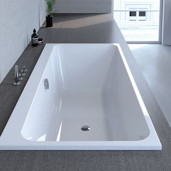 Großzügige Einbaubadewanne mit rechteckigem Design, umgeben von einer grauen Ablagefläche. Modernes und minimalistisches Ambiente, ideal für ein stilvolles Badezimmer. Großzügige Einbaubadewanne mit rechteckigem Design, umgeben von einer grauen Ablagefläche. Modernes und minimalistisches Ambiente, ideal für ein stilvolles Badezimmer.