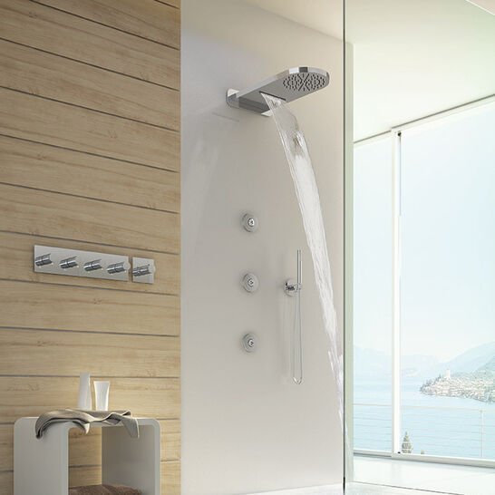 Moderne Dusche mit Holz- und weißen Wänden. Große Regendusche mit Wasserfall-Effekt. Glaswand bietet Blick auf eine Landschaft. Minimalistische Ablage mit Handtüchern und Glas. Moderne Dusche mit Holz- und weißen Wänden. Große Regendusche mit Wasserfall-Effekt. Glaswand bietet Blick auf eine Landschaft. Minimalistische Ablage mit Handtüchern und Glas.