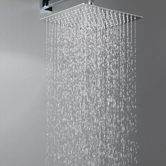 Moderner Regenduschkopf in quadratischer Form an der Wand montiert. Minimalistisches Design mit gleichm&auml;&szlig;igen Wasserstrahlen und Chrom-Armaturen.