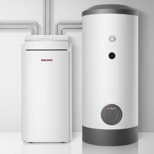 Das Bild zeigt eine moderne Sole Wasser Wärmepumpe in einem Raum. Im Hintergrund sind Skier und Skischuhe zu sehen, was auf einen kühlen Standort hinweisen könnte. Sole Wasser Wärmepumpe