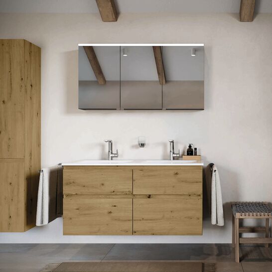 Das Bild zeigt ein Badezimmer mit einem natürlichen und rustikalen Design. Der Waschtisch und der Hochschrank bestehen aus Holz, was dem Raum Wärme und eine einladende Atmosphäre verleiht. Das Bild zeigt ein Badezimmer mit einem natürlichen und rustikalen Design. Der Waschtisch und der Hochschrank bestehen aus Holz, was dem Raum Wärme und eine einladende Atmosphäre verleiht.