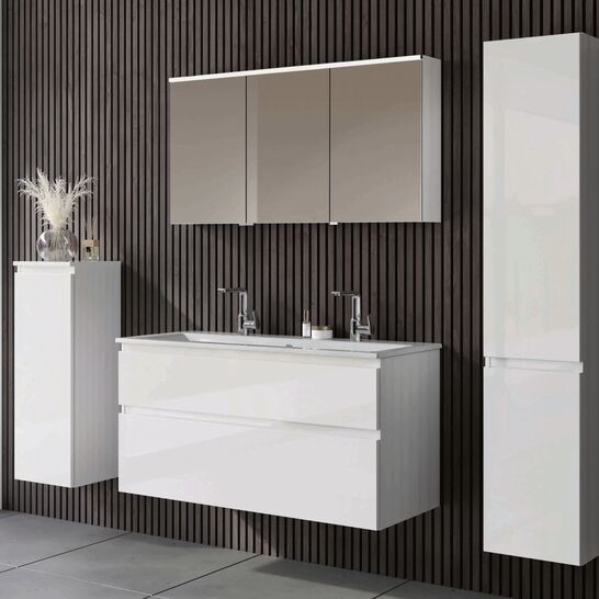 Modernes Badezimmer mit weißem Doppelwaschtisch, zwei Wasserhähnen, Spiegelschrank, hohen Schränken, dunkler Holzrückwand und großem Fenster. Modernes Badezimmer mit weißem Doppelwaschtisch, zwei Wasserhähnen, Spiegelschrank, hohen Schränken, dunkler Holzrückwand und großem Fenster.