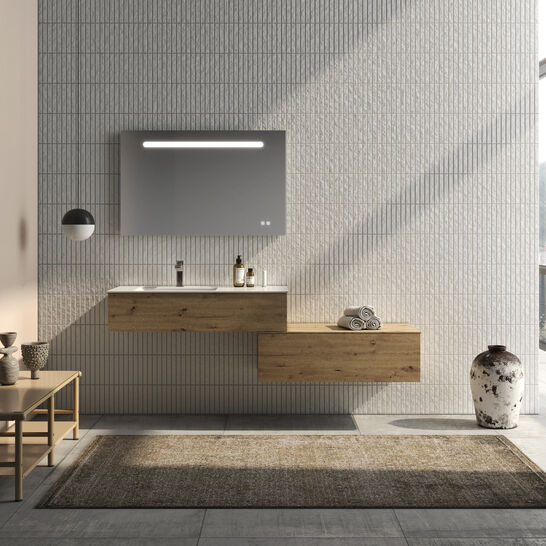 Modernes Badezimmer mit hölzernem Waschtisch, beleuchtetem Spiegel und minimalistischer Deko. Helle, offene Gestaltung mit großen Fenstern. Modernes Badezimmer mit hölzernem Waschtisch, beleuchtetem Spiegel und minimalistischer Deko. Helle, offene Gestaltung mit großen Fenstern.
