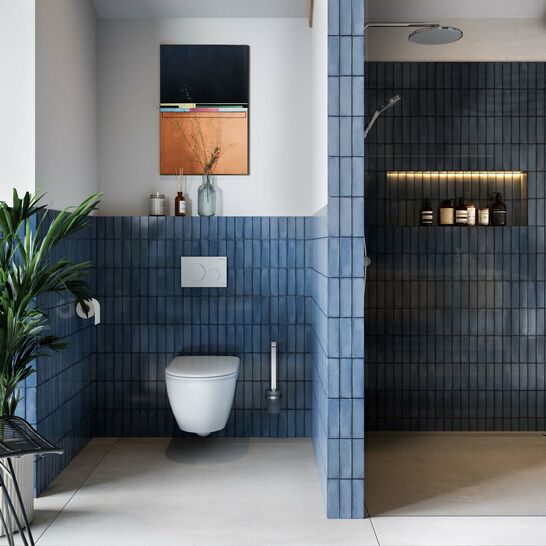 Modernes Badezimmer mit blauen Fliesen, freistehender Toilette, offener Dusche und großen Fenstern. Pflanzen und Stuhl ergänzen das Ambiente. Modernes Badezimmer mit blauen Fliesen, freistehender Toilette, offener Dusche und großen Fenstern. Pflanzen und Stuhl ergänzen das Ambiente.