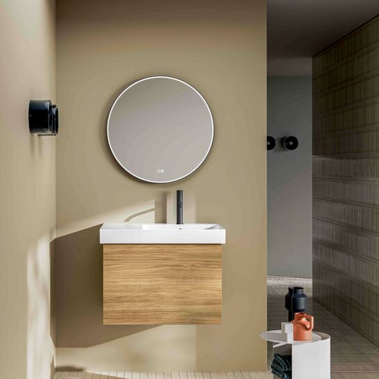 Modernes Bad mit rundem Spiegel, Holz-Waschtisch, beigen Wänden und Fliesen, minimalistischer Dekoration und natürlichem Licht von oben. Modernes Bad mit rundem Spiegel, Holz-Waschtisch, beigen Wänden und Fliesen, minimalistischer Dekoration und natürlichem Licht von oben.