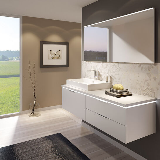 Modernes Bad mit großem Fenster, weißem Waschtisch, Spiegel, dezenter Beleuchtung und Deko-Elementen. Blick ins Grüne, minimalistisches Design. Modernes Bad mit großem Fenster, weißem Waschtisch, Spiegel, dezenter Beleuchtung und Deko-Elementen. Blick ins Grüne, minimalistisches Design.