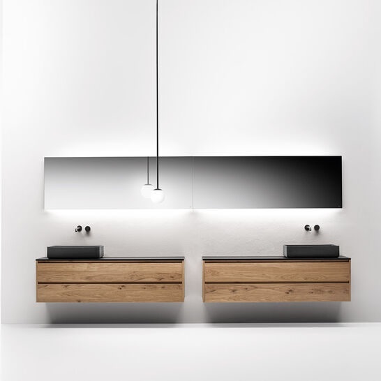 Minimalistisches Badezimmer mit zwei hängenden Holzwaschtischen. Großes Spiegelpaneel und dezente Beleuchtung. Stilvoll und modern gestaltet. Minimalistisches Badezimmer mit zwei hängenden Holzwaschtischen. Großes Spiegelpaneel und dezente Beleuchtung. Stilvoll und modern gestaltet.