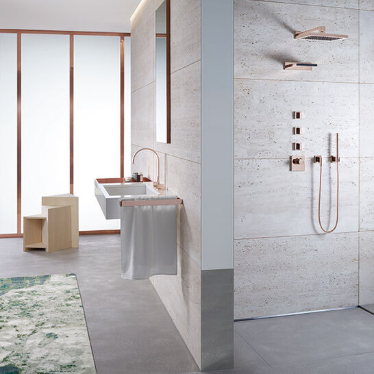 Modernes Badezimmer mit eleganten Kupferarmaturen und großen, hellen Fliesen. Offene Dusche, minimalistisches Waschbecken und dezente Beleuchtung. Stilvoll und funktional. Modernes Badezimmer mit eleganten Kupferarmaturen und großen, hellen Fliesen. Offene Dusche, minimalistisches Waschbecken und dezente Beleuchtung. Stilvoll und funktional.