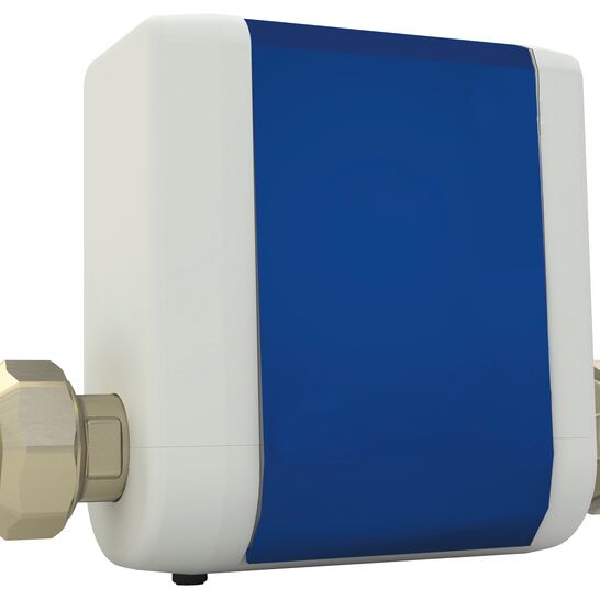 Leckageschutz. Ein rechteckiges, weißes Gerät mit einer blauen Fläche in der Mitte und zwei metallischen Anschlüssen an den Seiten.  Leckageschutz. Ein rechteckiges, weißes Gerät mit einer blauen Fläche in der Mitte und zwei metallischen Anschlüssen an den Seiten.