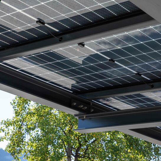 Solardach mit moderner Architektur: Effiziente Energieerzeugung und stilvoller Schutz in harmonischer, natürlicher Umgebung. Energiecarport