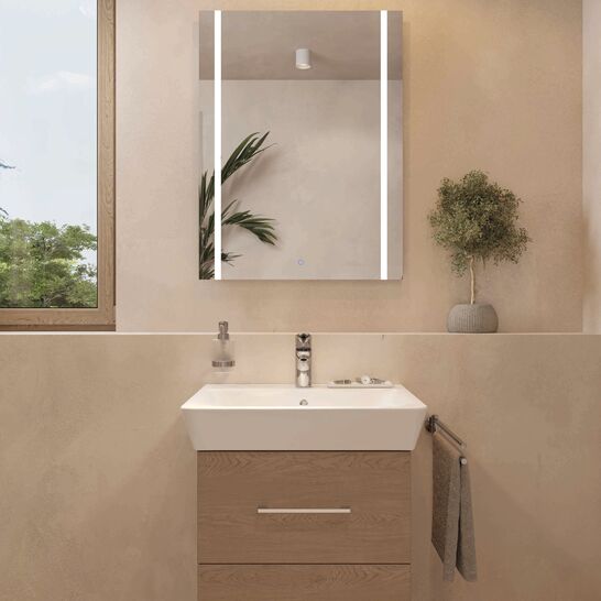 er schwebende Waschtisch aus Holz mit zwei Schubladen bietet praktischen Stauraum. Darüber hängt ein beleuchteter Spiegel, der für eine klare Ausleuchtung sorgt. er schwebende Waschtisch aus Holz mit zwei Schubladen bietet praktischen Stauraum. Darüber hängt ein beleuchteter Spiegel, der für eine klare Ausleuchtung sorgt.