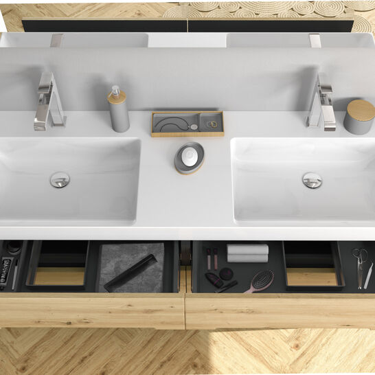 Doppelwaschtisch mit zwei Becken und stilvollen Armaturen. Holzschubladen bieten viel Stauraum für Badutensilien. Funktionales, elegantes Design für ein schönes Bad. Doppelwaschtisch mit zwei Becken und stilvollen Armaturen. Holzschubladen bieten viel Stauraum für Badutensilien. Funktionales, elegantes Design für ein schönes Bad.