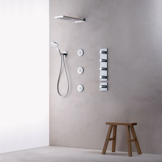 Minimalistische Dusche mit Wandbrause, Handbrause und mehreren Wasserd&uuml;sen. Schlichte graue W&auml;nde und ein Holzstuhl als Akzent.