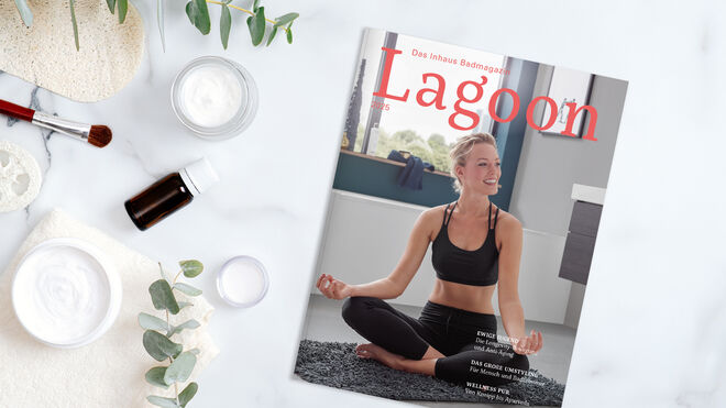 Ein Magazin mit dem Titel "Lagoon" liegt auf einem Tisch. Daneben befinden sich Hautpflegeprodukte, Pinsel und Pflanzen. Auf dem Cover des Magazins ist eine lächelnde Frau beim Yoga. Ein Magazin mit dem Titel "Lagoon" liegt auf einem Tisch. Daneben befinden sich Hautpflegeprodukte, Pinsel und Pflanzen. Auf dem Cover des Magazins ist eine lächelnde Frau beim Yoga.