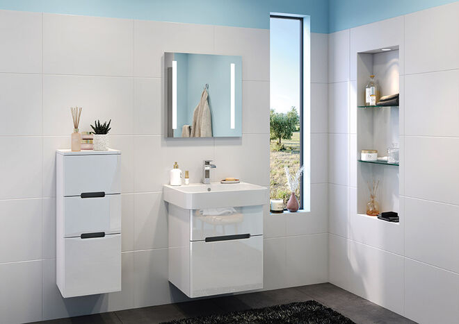 Helles Badezimmer mit weißen Fliesen, blauem Akzent, Waschbecken, Spiegel, hängenden Schränken und Fenster. Elegante Regale bieten zusätzlichen Stauraum Helles Badezimmer mit weißen Fliesen, blauem Akzent, Waschbecken, Spiegel, hängenden Schränken und Fenster. Elegante Regale bieten zusätzlichen Stauraum