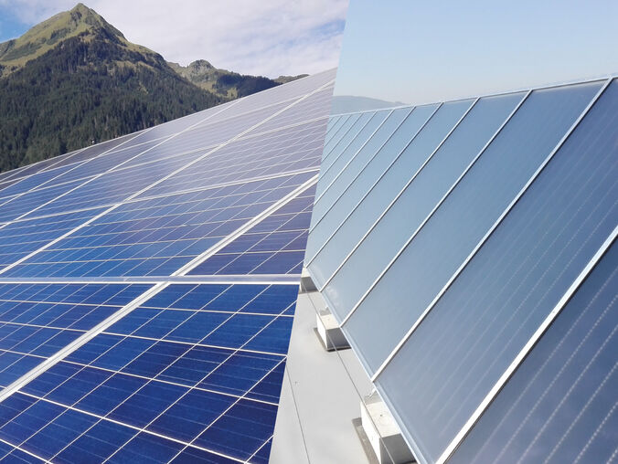 Zu sehen sind Solarpaneele in zwei verschiedenen Umgebungen. Links vor einer Bergkulisse, rechts auf einem Flachdach, was die vielseitige Anwendung von Solartechnologie zeigt. Zu sehen sind Solarpaneele in zwei verschiedenen Umgebungen. Links vor einer Bergkulisse, rechts auf einem Flachdach, was die vielseitige Anwendung von Solartechnologie zeigt.