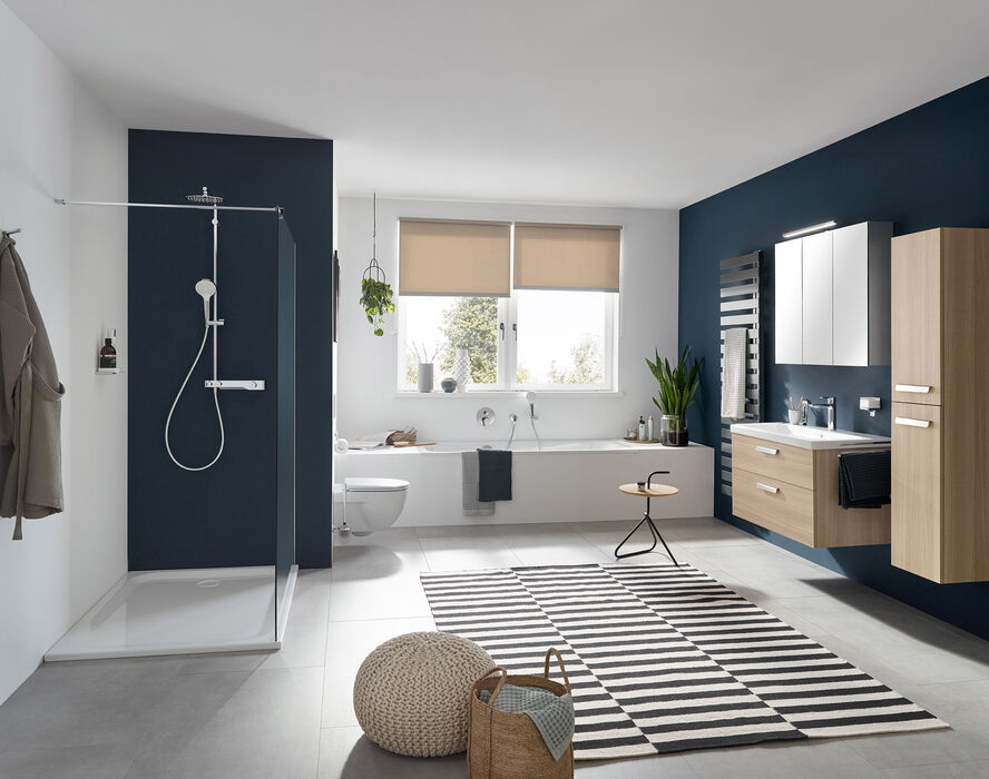 Badezimmer mit Dusche, Badewanne, schwimmendem Waschtisch und Pflanzen. Farblich in Weiß, Blau und Holz gehalten, mit grauen Fliesen. Badezimmer mit Dusche, Badewanne, schwimmendem Waschtisch und Pflanzen. Farblich in Weiß, Blau und Holz gehalten, mit grauen Fliesen.