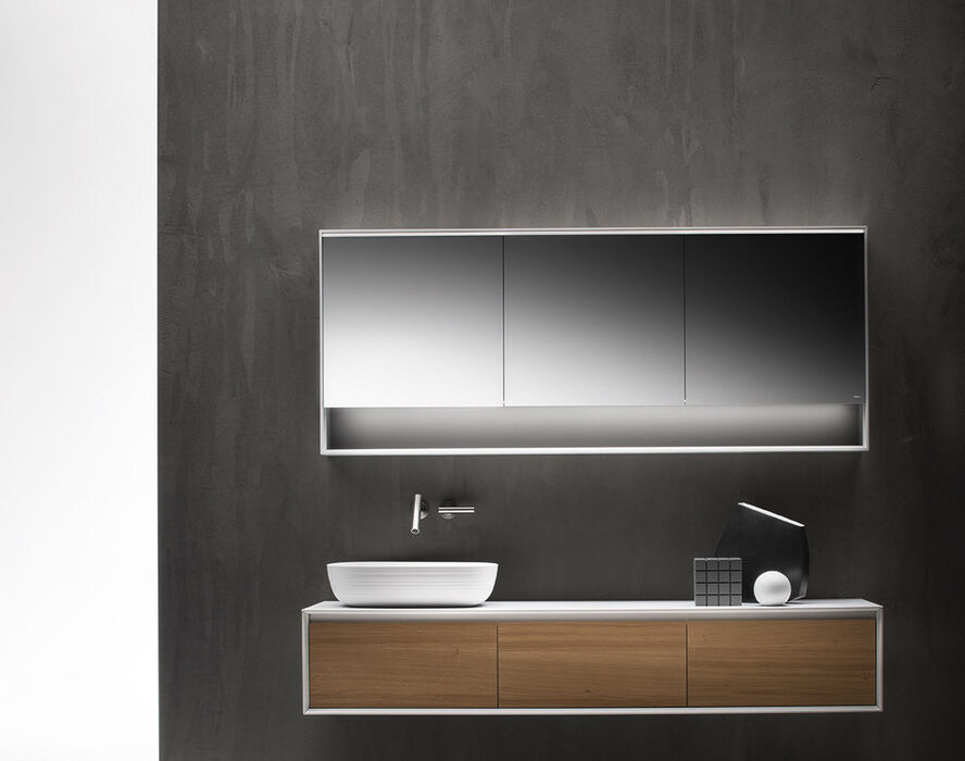 Modernes Badezimmer mit einem stilvollen Waschbecken, beleuchtetem Spiegelschrank und Holzunterschrank. Dunkle Akzentwand für elegantes Ambiente. Modernes Badezimmer mit einem stilvollen Waschbecken, beleuchtetem Spiegelschrank und Holzunterschrank. Dunkle Akzentwand für elegantes Ambiente.